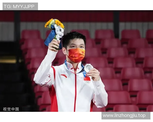 中国运动员夺金后比心观众：这一幕太暖了